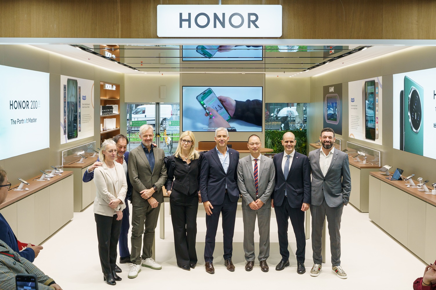 HONOR inaugura la sua prima bottega nel MediaWorld Tech Village di Milano Certosa