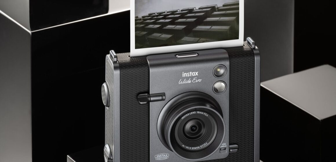 Fujifilm presenta la fotocamera ibrida instax WIDE Evo